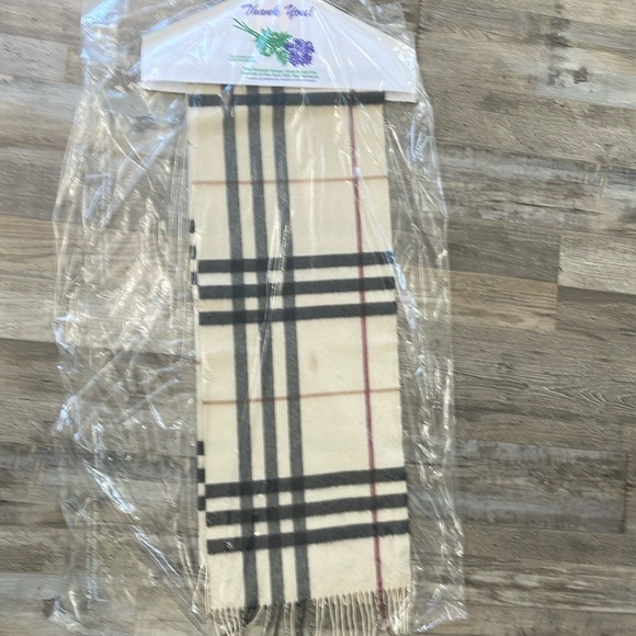 Burberry Cashmere scarf - Picture 4 of 6